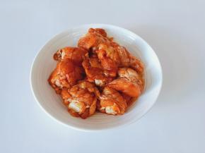 加上葱段与姜末，带上手套给每一个鸡翅根揉搓均匀腌制半小时。