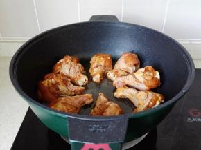 锅里放食用油，油热放入鸡翅根。