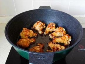 中火煎至两面微黄。