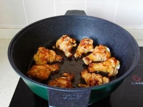 中火煎至两面微黄。