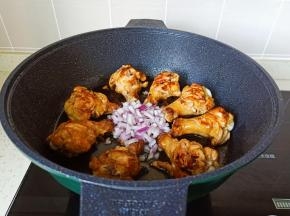 加入洋葱丁翻炒均匀。