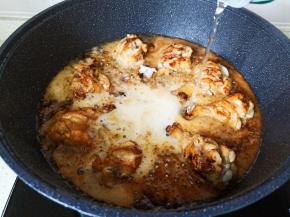 加入刚才腌鸡翅根的剩余料汁，再加入啤酒。