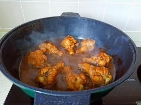 炖煮到汤汁差不多时，开大火收汁。