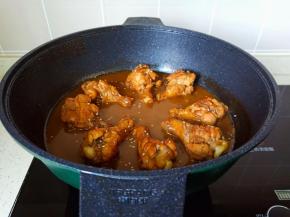 出锅前撒点白芝麻。