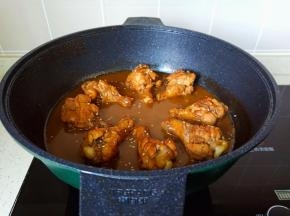 出锅前撒点白芝麻。