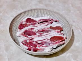羊排泡30分钟冷水，用厨房用纸擦干水分。