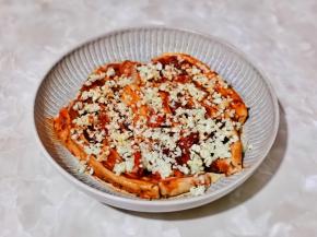 加入切好的蒜末，烤肉料，一半孜然粒。