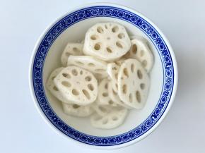 莲藕去皮，泡在清水里，去掉淀粉。