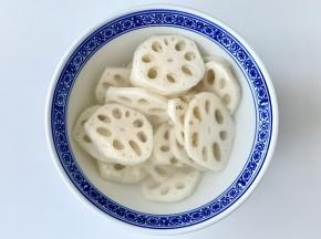 莲藕去皮，泡在清水里，去掉淀粉。