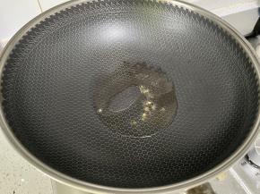 锅里热2勺油，放入花椒爆香，然后浇入碗中。