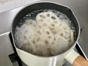 把藕片下沸水煮2分钟，不要煮太久。