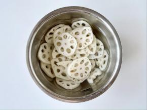 把藕片过一下凉白开水，然后沥水，这样口感会更爽脆。