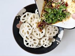 最后把调好的凉拌汁倒入藕片中拌匀即可食用！