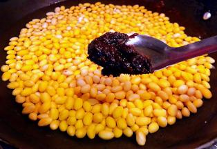 黄豆放入锅中添加适量清水放入豆瓣酱