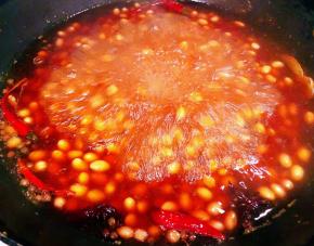 放入调味料一品鲜酱油、蚝油、生抽、糖大火煮起来