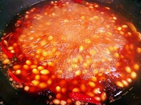 放入调味料一品鲜酱油、蚝油、生抽、糖大火煮起来