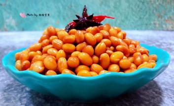 酱黄豆装入容器中就大功告成了