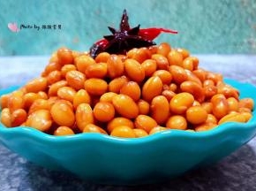 酱黄豆装入容器中就大功告成了