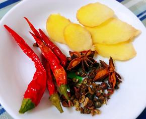 姜切片、花椒、八角、干辣椒