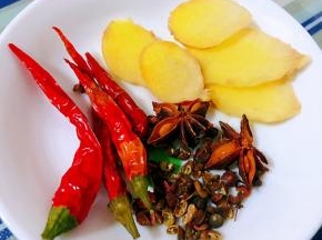 姜切片、花椒、八角、干辣椒