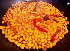 煮大约半小时左右黄豆九成熟放入盐和味精改小火慢煮