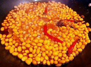 煮大约半小时左右黄豆九成熟放入盐和味精改小火慢煮