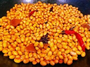 煮至汤汁快收干时盖上锅盖焖十分钟即可出锅享用