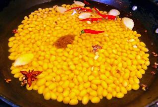 辅料姜、干辣椒、花椒、八角放入锅中