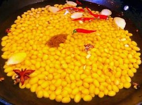 辅料姜、干辣椒、花椒、八角放入锅中