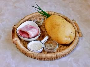 准备食材，土豆洗净，两个哈，篮子里只能放一个。