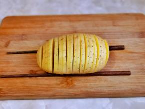 再切出薄片，不要切断。