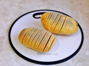 切好的土豆撒上盐，黑胡椒。