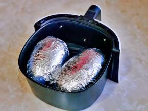 放入空气炸锅的炸篮中。