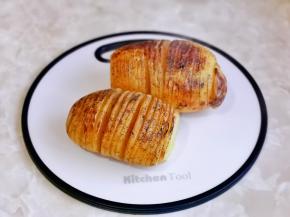 30分钟后取出土豆，撕掉锡纸。