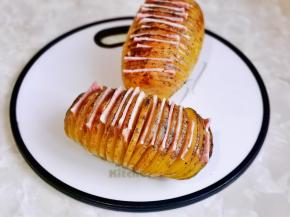 每片土豆片的中间夹上切好的培根。