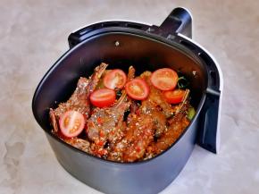 取出烤好的羊排，撤掉油纸，土豆片片底下，羊排摆在土豆片上面，撒上孜然白芝麻，辣椒粉，小番茄。