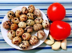 准备原材料鹌鹑蛋、番茄酱、蒜