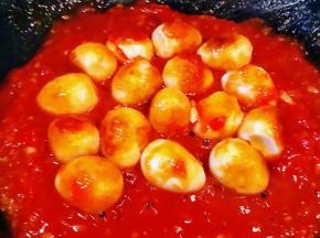 放入调味料糖、盐、味精大火快速翻炒均匀使料汁粘稠裹匀鹌鹑蛋即可出锅享用