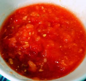 番茄洗净去皮剁成番茄泥