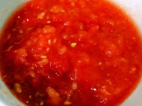 番茄洗净去皮剁成番茄泥