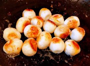 煎制鹌鹑蛋成虎皮状即可