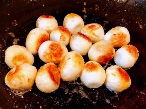 煎制鹌鹑蛋成虎皮状即可