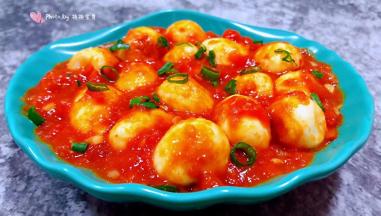 美味可口的茄汁鹌鹑蛋装入盘中就大功告成了