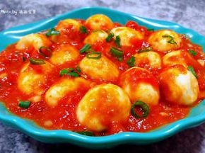 美味可口的茄汁鹌鹑蛋装入盘中就大功告成了