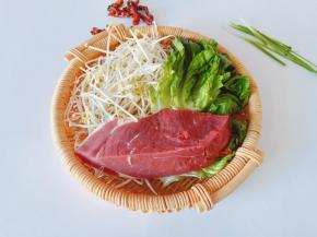 准备牛肉，豆芽，生菜，葱姜蒜，辣椒。