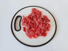 牛肉顺着纹理横着切成薄片【如果竖着切，牛肉片就会很老。】