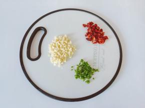 蒜末，葱，辣椒分别切成末。