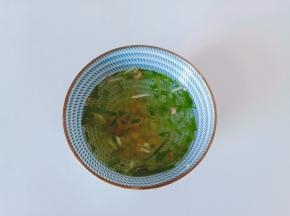 葱段，生姜浸泡葱姜水。