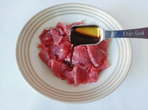 切好的牛肉加一勺生抽。