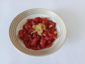 再加入十三香搅拌均匀。